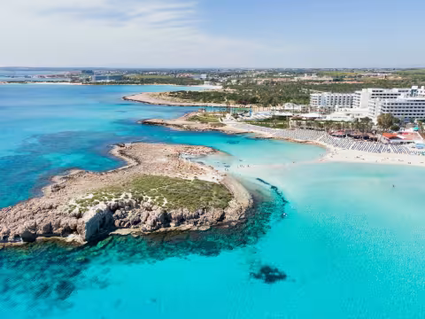 Nissi Beach in Ayia Napa aus der Luft, Zypern